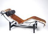 une photo d'une chaise longue en cuir recouverte d'une peau de vache