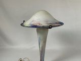 une lampe posée sur une table à côté d'une lampe