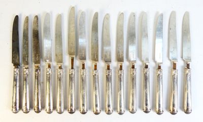 tout un tas de couteaux alignés sur une table