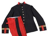 une veste d'uniforme noire et rouge avec des boutons dorés et un pantalon rouge