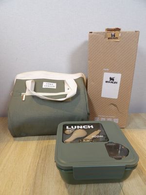 a lunch box and a lunch bag sitting on a table