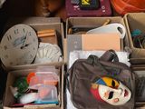 de nombreuses boîtes posées par terre, contenant divers objets