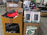 une pile de boîtes empilées les unes sur les autres