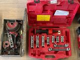 une boîte à outils rouge avec des outils sur une table