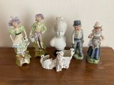 cinq figurines représentant des personnes et un chien posées sur une table