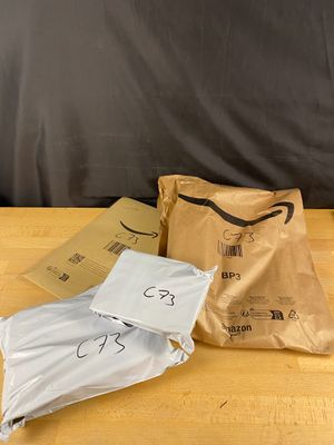 trois sacs de nourriture posés sur une table l'un à côté de l'autre