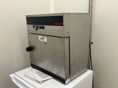 une machine posée sur une table