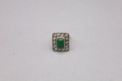 BAGUE En or 750°/°° et argent Sertie clos d'une émeraude dan…