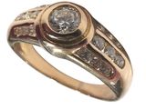 une image représentant une bague en or sertie d'un diamant au centre