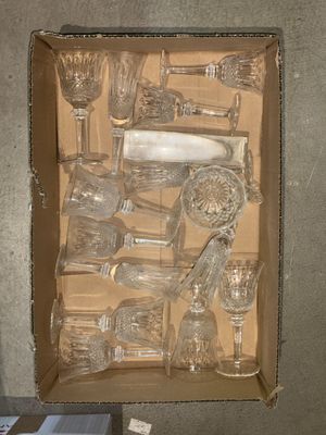 une boîte contenant tout un tas d'objets en verre