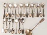 many spoons and spoon spoons laid out on a table