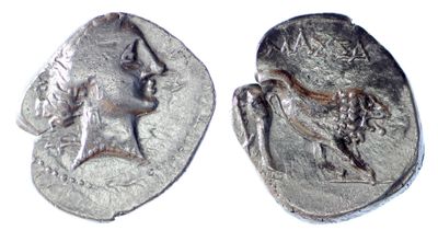 un gros plan d'une pièce de monnaie sur laquelle figurent une femme et un oiseau