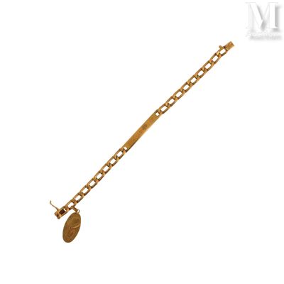 gros plan d'un bracelet en chaîne en or sur fond blanc