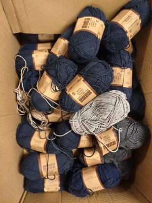 de nombreuses pelotes de laine rangées ensemble dans une boîte