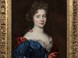 un tableau représentant une femme en robe bleue et cape rouge