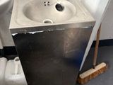 un lavabo et des toilettes dans une petite pièce