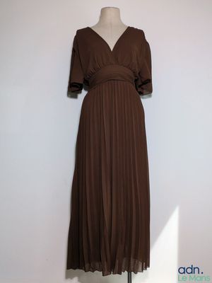 une robe marron sur un présentoir pour mannequin