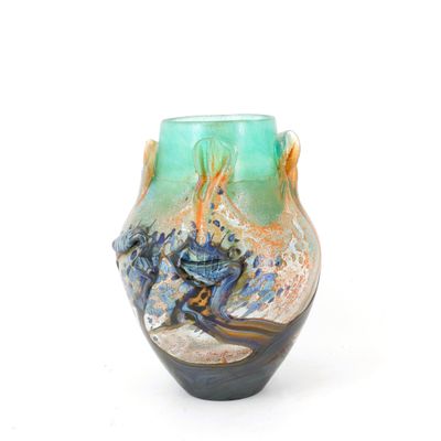 un vase posé sur une table à fond blanc