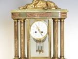 une horloge en or surmontée d'un chien