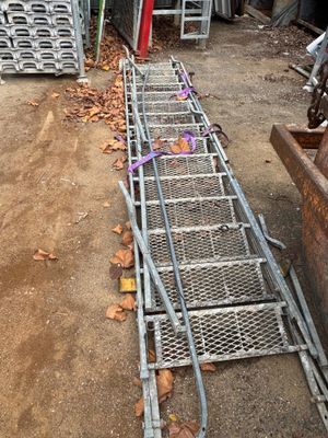 de nombreuses cages métalliques alignées au bord de la route