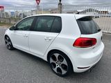 l'arrière d'une Volkswagen Golf blanche garée sur un parking