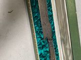 un couteau dans une boîte posée sur une table