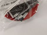 un sac en plastique contenant un objet rouge