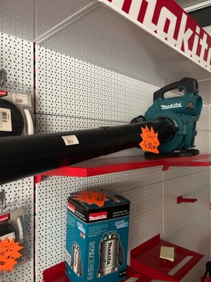 de nombreux articles à vendre sur les étagères du magasin