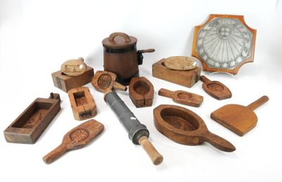 de nombreux objets en bois posés sur la table