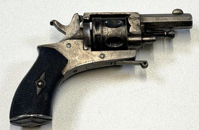 un pistolet posé sur une surface blanche