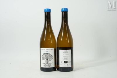 deux bouteilles de vin posées l'une à côté de l'autre sur une surface blanche