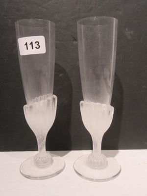 deux verres à vin posés sur une table