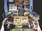 une boîte remplie de vieux jeux vidéo et de cassettes