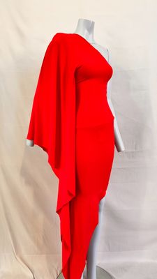 une robe rouge posée sur un présentoir à mannequin, sur fond blanc