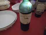 une bouteille de vin posée sur une table