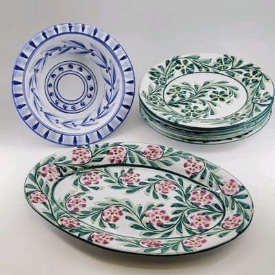 PORCHES POTTERY 2025. Ensemble de cinq assiettes, un plat et…