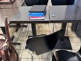une table avec des chaises et un livre posé dessus, dans un restaurant