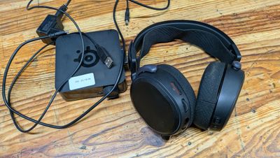 un casque posé sur une table en bois