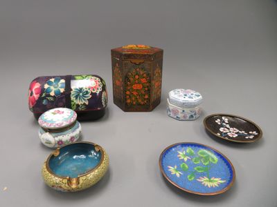 Ensemble de boites coupes et divers en porcelaine, émaux cloisonnés ou
