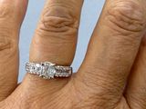 une main de femme portant une bague en diamant