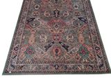 un tapis vert à motifs floraux sur fond blanc