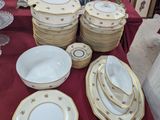 de nombreuses assiettes et bols posés sur une table recouverte d'une nappe rouge