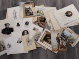 une pile de vieux livres posée par terre, avec des images dessus
