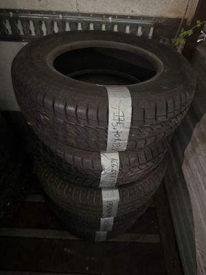 une pile de pneus posée dans les escaliers