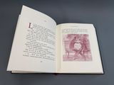 un livre ouvert sur lequel figure le dessin d'un homme assis sur un banc