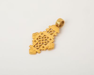 un pendentif plaqué or orné d'une croix