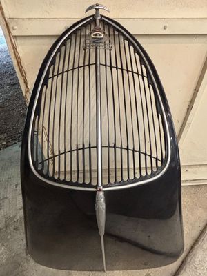 une image représentant une calandre de voiture surmontée d'une grande grille