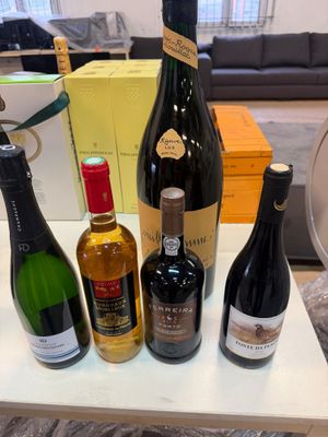 Des bouteilles de vin sont posées sur une table dans un salon.