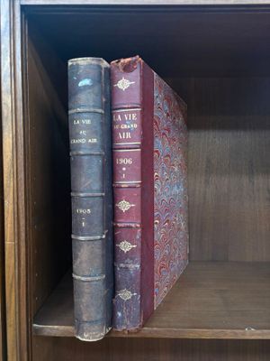 deux livres posés sur une étagère