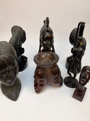 de nombreuses statues africaines posées sur une surface blanche